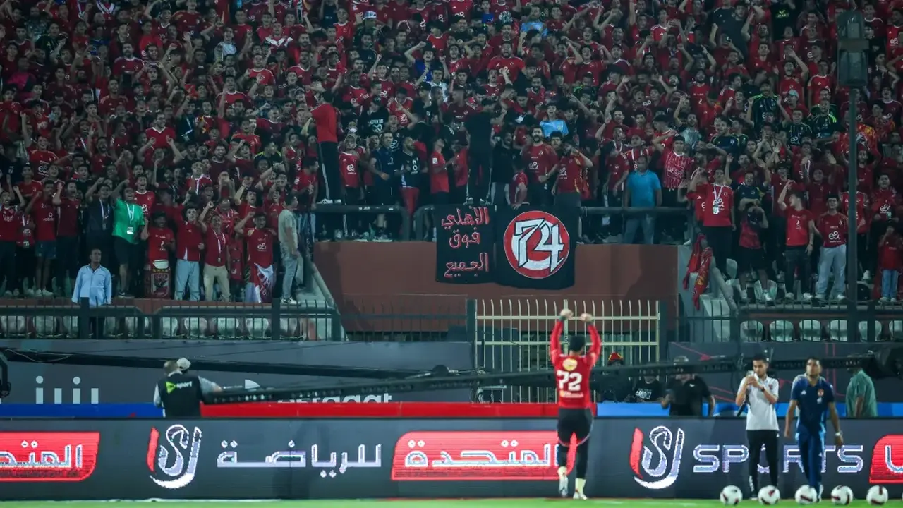 قائمة القنوات الناقلة لمباراة الأهلي وبيراميدز في منافسات الدوري المصري